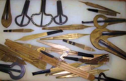 Đây là loại nhạc cụ độc đáo và phổ biến trong các cộng đồng dân tộc Việt Nam với tên gọi là đàn môi hoặc khèn môi tùy quan niệm của người gọi. Ảnh: Internet.