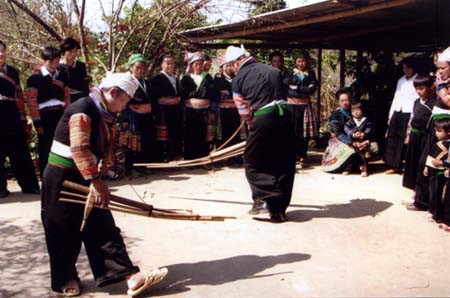 Cũng như các nhạc cụ dân tộc khác, khèn Mông được làm rất đơn giản nhưng âm thanh cất lên thì rất cuốn hút. Ảnh: Internet.