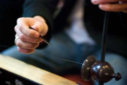 Dù chỉ có một dây nhưng tiếng đàn bầu có sức quyến rũ lạ thường. Dân gian có câu vè: “Đàn bầu ai gảy nấy nghe, làm thân con gái chớ nghe đàn bầu” để nói về sức truyền cảm của nó. Ảnh: Internet.