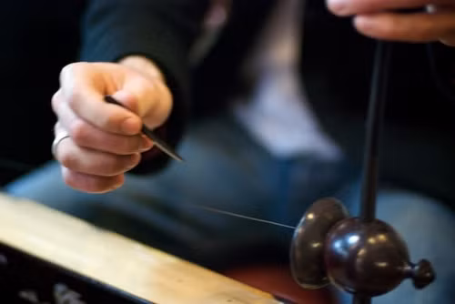 Dù chỉ có một dây nhưng tiếng đàn bầu có sức quyến rũ lạ thường. Dân gian có câu vè: “Đàn bầu ai gảy nấy nghe, làm thân con gái chớ nghe đàn bầu” để nói về sức truyền cảm của nó. Ảnh: Internet.