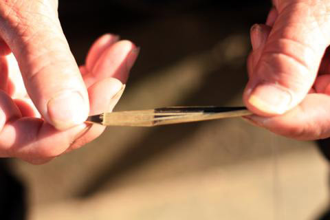 Nhạc cụ đơn giản nhất của người Việt có lẽ là đàn môi với cấu tạo chỉ đơn giản là một miếng đồng dát mỏng hoặc một mảnh tre vót mỏng tạo dáng chiếc lá tre. Ảnh: Internet.