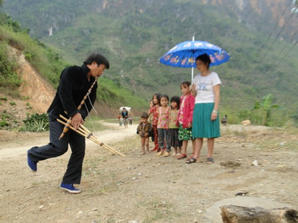 Các chàng trai người Mông dùng tiếng khèn để thể hiện sức mạnh về thể chất cũng như tinh thần của mình, do vậy thổi khèn thường đi kèm với các điệu múa và thường thấy là hình ảnh các chàng trai vừa thổi khèn vừa múa trước mặt các cô gái. Nguồn: Báo Cao Bằng.