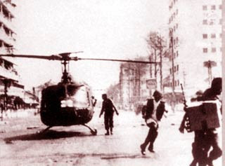 Máy bay lên thẳng đổ xuống đường phố Sài Gòn tiếp tế cho quân Mỹ bị kẹt.
