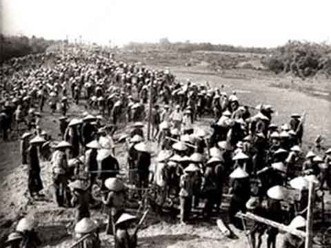 Khí thế lao động tập thể trên công trình thủy lợi Hiệp Hòa ngày ấy. Ảnh tư liệu.