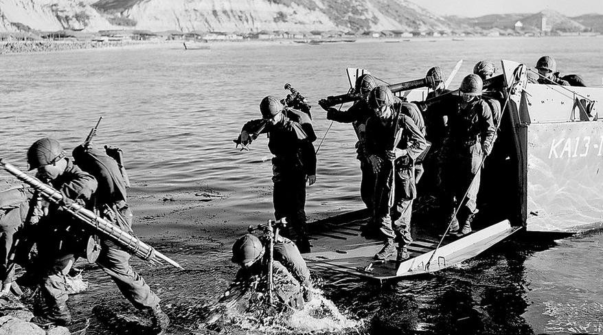 Trong những giờ đầu của ngày 25/6/1950, Triều Tiên đã phát động một cuộc tấn công bất ngờ trên vĩ tuyến 38. Quân đội Mỹ ngay lập tức được gửi từ các căn cứ quân sự của Nhật Bản đến cuộc chiến, nhưng họ đã bị thiệt hại rất nhiều trong thời gian đầu.