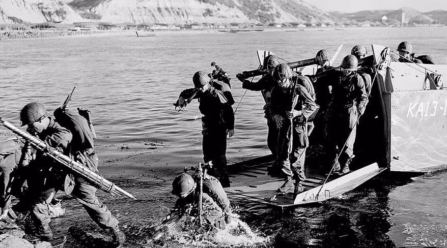 Trong những giờ đầu của ngày 25/6/1950, Triều Tiên đã phát động một cuộc tấn công bất ngờ trên vĩ tuyến 38. Quân đội Mỹ ngay lập tức được gửi từ các căn cứ quân sự của Nhật Bản đến cuộc chiến, nhưng họ đã bị thiệt hại rất nhiều trong thời gian đầu.