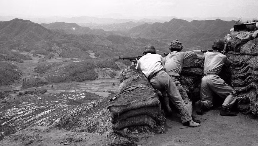 Bắc Triều Tiên di chuyển xuống phía Nam, đi qua ranh giới quân sự đã thỏa thuận năm 1945. Nam Triều Tiên cùng các đồng minh là Mỹ và Anh đã tập hợp quân đội và đáp trả quyết liệt.