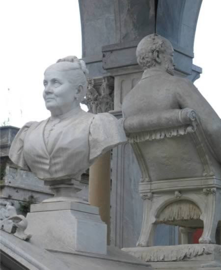 3. Chết cũng không muốn nhìn mặt chồng: Những lăng mộ khác thường này cũng nằm ở nghĩa địa Recoleta tại Arhentina. Đó là hình của một người đàn ông đang ngồi trên ghế đi văng với ánh nhìn nghiêm nghị dõi về phía chân trời. Sát bên cạnh ông là bức tượng của một người phụ nữ ngồi quay lưng lại với ông và họ nhìn về hai phía khác nhau. Tư thế lạ lùng của cặp đôi này là có nguyên do. Khi ông chồng qua đời trước, gia đình đã xây lăng mộ cho ông. Vài năm sau, vợ ông cũng qua đời. Trong di chúc, bà yêu cầu sắp đặt tư thế của họ như vậy để thể hiện đúng tinh thần cuộc hôn nhân của họ: trong suốt 30 năm cuối, họ đã không nói với nhau nửa lời.