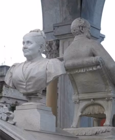 3. Chết cũng không muốn nhìn mặt chồng: Những lăng mộ khác thường này cũng nằm ở nghĩa địa Recoleta tại Arhentina. Đó là hình của một người đàn ông đang ngồi trên ghế đi văng với ánh nhìn nghiêm nghị dõi về phía chân trời. Sát bên cạnh ông là bức tượng của một người phụ nữ ngồi quay lưng lại với ông và họ nhìn về hai phía khác nhau. Tư thế lạ lùng của cặp đôi này là có nguyên do. Khi ông chồng qua đời trước, gia đình đã xây lăng mộ cho ông. Vài năm sau, vợ ông cũng qua đời. Trong di chúc, bà yêu cầu sắp đặt tư thế của họ như vậy để thể hiện đúng tinh thần cuộc hôn nhân của họ: trong suốt 30 năm cuối, họ đã không nói với nhau nửa lời.