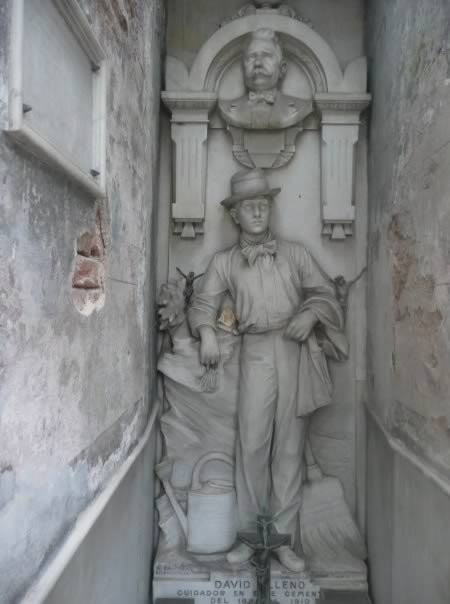2. Người vẫn tận tụy với nghề: Nghĩa địa của Recoleta Cemetery được biết đến nhiều bởi ở đó chôn cất bà Maria Eva Duarte de Peron (còn được gọi là Evita). Trên thực tế ở đó còn có nhiều mộ của những người nổi tiếng khác như các nguyên thủ, tổng thống, các nhà khoa học, nhà thơ cũng như những nhân vật quan trọng và giàu có của Argentina. David Alleno là người Italia di cư từng muốn được chôn tại nghĩa địa tiếng tăm này, nơi mà ông đã làm công việc bảo vệ trong thời gian từ 1881-1910. David đã dành dụm đủ tiền để mua cho mình một chỗ và đã xây lăng mộ cho mình tại nơi đây. Thậm chí ông còn về nước để tìm một họa sỹ có thể khắc trổ bằng đá cẩm thạch hình của mình với những mạch nước, cái chổi và bình tưới nước. Có giả thuyết rằng sau khi hoàn thành việc xây mộ David đã tự sát bên mộ của mình. Song nhiều nhà sử học uy tín nói rằng ông đã mất vài năm sau khi xây xong mộ.