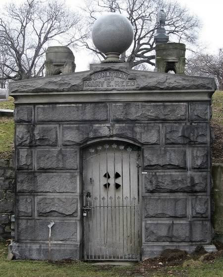 8. Sống chết cùng với vợ: Khi người vợ của ông Jonathan Reed là Mari qua đời vào năm 1893 thì người đàn ông góa vợ đã không muốn rời xa ngôi mộ của vợ mình. Ông trung thành với vợ đến mức đã chuyển đến sống bên ngôi mộ của bà (cùng với một chú vẹt) trong suốt 10 năm. Reed đã mất vào năm 1905 và được chôn bên cạnh Mari.