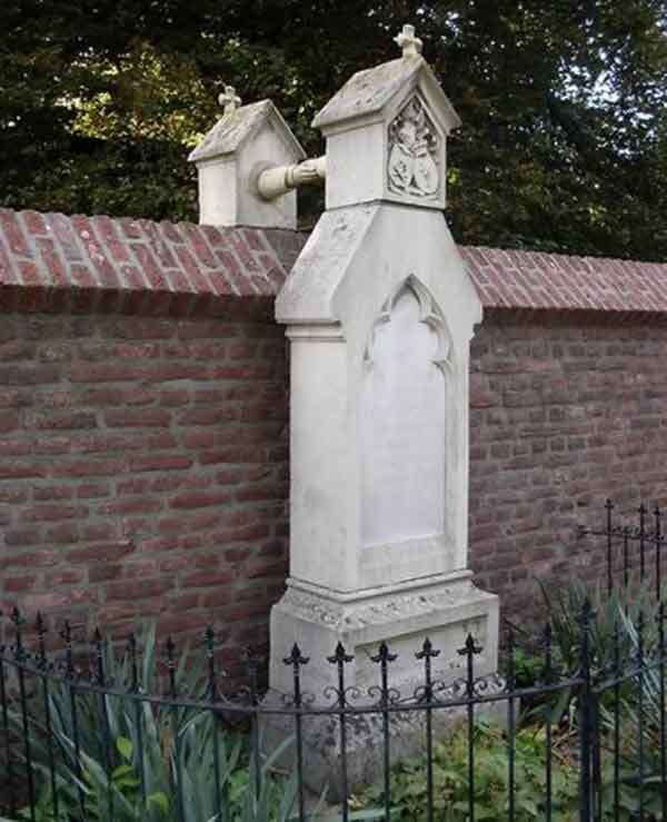 Cuộc hôn nhân của họ khiến dư luận Roermond bàn tán không ngớt. 38 năm sau cuộc hôn nhân, ông trung tá qua đời vào năm 1880 và được chôn gần bức tường tại phần nghĩa trang Tin lành. Vợ ông mất vào năm 1888, bà có ước nguyện không mai táng ở hầm mộ gia đình mà muốn được chôn ở bên kia bức tường tại nơi gần nhất với ngôi mộ của chồng mình. Trên bia mộ là hình ảnh hai bàn tay của họ từ hai ngôi mộ nắm lấy nhau bất chấp cả bức tường chắn.