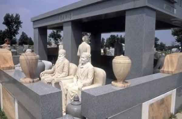 Số tiền chi tiêu cho các tượng đài này ước tính là 100 nghìn dollars, nhưng trên thực tế thì con số này đã lớn hơn gấp vài lần. Công việc xây dựng được tiến hành trong thời kỳ đại khủng hoảng, khi mà người dân còn không đủ ăn. Những nguyên nhân có thể lý giải cho hành động lãng phí này là xuất phát từ một tình yêu lớn, cảm giác lỗi lầm, sự giận dữ đối với gia đình của Sarah và ý muốn để cho tài sản của nhà David sẽ bị hao tổn trước khi John chết đi.