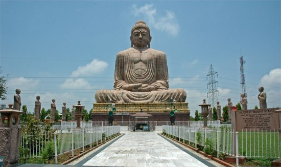 Toàn cảnh tượng Đại Phật ở Bodh Gaya.