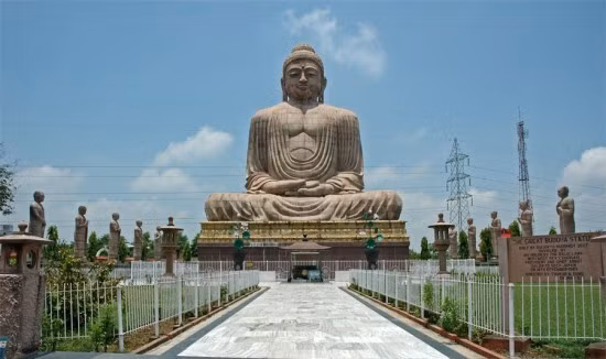 Toàn cảnh tượng Đại Phật ở Bodh Gaya.