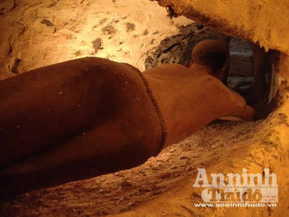 Khi đoạn hầm đào được đã vượt ra ngoài hàng rào bảo vệ...