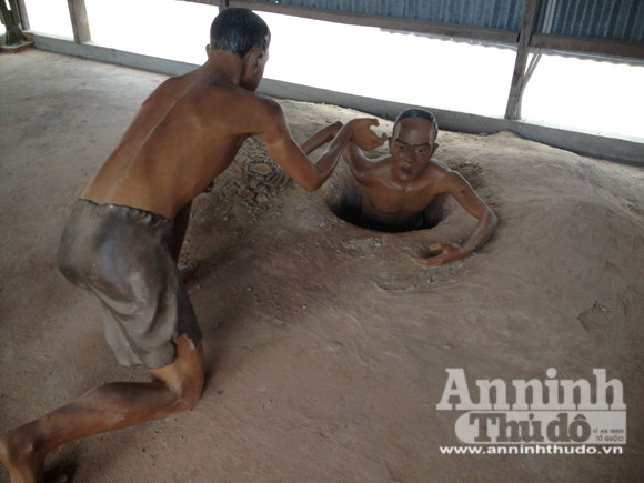 Những chiến sĩ cộng sản đào cửa lên khỏi mặt đất. Đã có nhiều người cùng trốn khỏi "địa ngục trần gian" qua con đường hầm bí mật vĩ đại này.