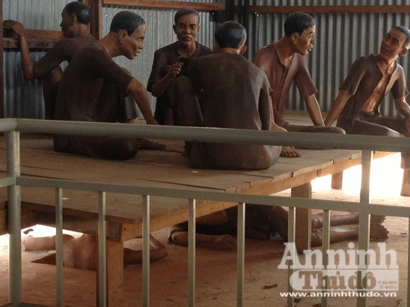Nhà tù Phú Quốc gần như không còn lại gì, tất cả đều là phục chế lại. Tuy nhiên, những hình ảnh phục chế, rồi những hố xương tập thể, nơi gần 4000 tù nhân đã bị giết, chôn chung với nhau, trong đó nhiều bộ xương khi khai quật lên vẫn nguyên những chiếc đinh lớn bị cắm vào hộp sọ, vào xương vai, đầu gối... cho chúng ta cảm giác nghẹt thở, lạnh gáy vì ghê rợn. Ảnh: Bên trong, các chiến sĩ cộng sản bí mật đào hầm ngay dưới gậm giường...