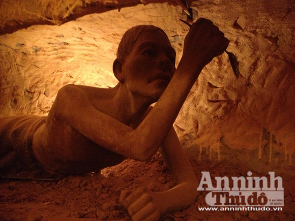 Hoặc bằng thìa ăn cơm hay bất cứ vật cứng nào có thể.