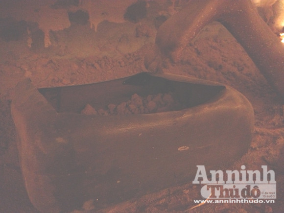 Đất được cho vào một can nhựa, bí mật đưa ra ngoài đổ để tránh bị phát hiện.