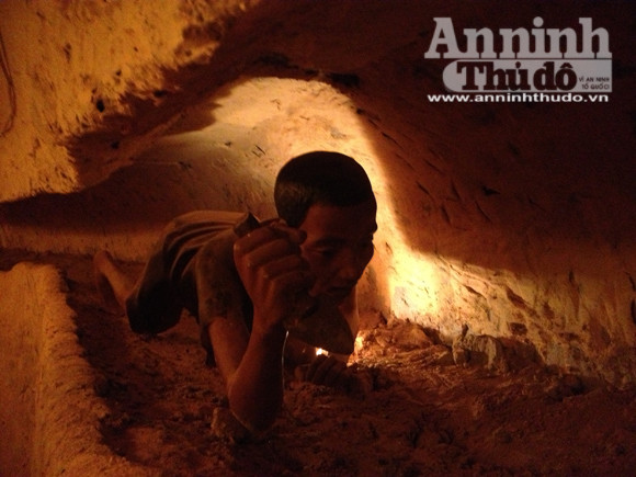 Một điều đáng tiếc cho tôi là dù biết "Chúa ngục", cai quản Nhà tù Phú Quốc vẫn còn sống nhưng vì nhiều lý do không thể gặp mặt. Ông ta có tên là Trần Nhu (thường gọi Bảy Nhu). Người lái xe taxi kiêm "hướng dẫn viên" cho biết, "Chúa ngục" giờ đã gần 90 tuổi, sức khoẻ còn khá tốt, vẫn từng ngày ăn chay, niệm Phật, sống trong dằn vặt, sợ hãi vì những việc làm của mình và quân lính ở Nhà tù Phú Quốc đối với các tù nhân cộng sản. Ảnh: Họ đào bằng những chiếc xén, dụng cụ trồng rau đã lấy trộm được...