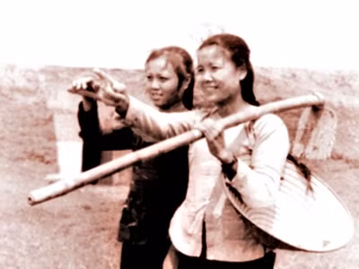 Những cô gái ngày ấy đến với công trường thủy lợi theo tinh thần: “Bởi chúng mình thương bao nhiêu mảnh đất cằn, mà đời không ngại đào mấy con kênh”. Ảnh mang tính minh họa.