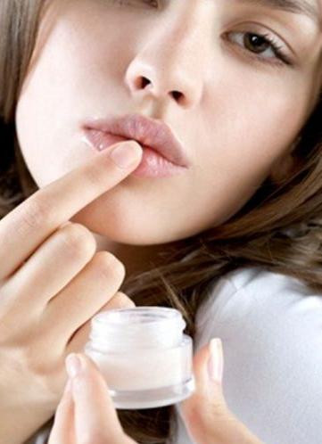 Cằm đưa ra phía trước cho thấy chủ nhân là người ngang ngạnh, quá tự tin vào bản thân, về già nhiều bệnh tật, cần đề phòng bệnh cao huyết áp và bệnh tim mạch.