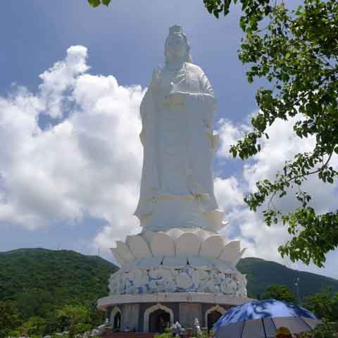 Tôn tượng Bồ-tát Quán Thế Âm tại chùa Linh Ứng Bãi Bụt - Đà Nẵng - Ảnh: L.Đ.L.