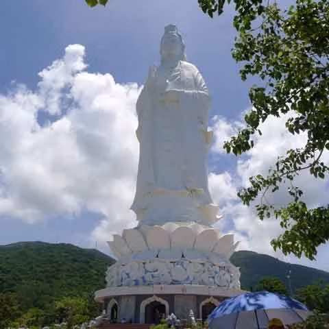 Tôn tượng Bồ-tát Quán Thế Âm tại chùa Linh Ứng Bãi Bụt - Đà Nẵng - Ảnh: L.Đ.L.