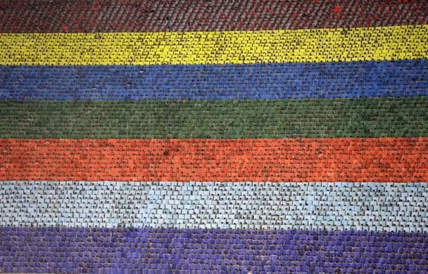 Các dòng màu sắc được tạo ra bởi các thành viên tham gia trình diễn.