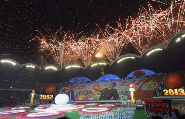 Màn bắn pháo hoa rực rỡ trong đêm hội mừng ngày cách mạng.