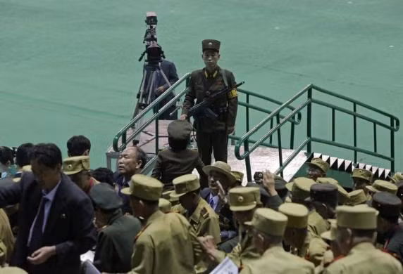 Một binh sĩ Triều Tiên làm nhiệm vụ giữ gìn an ninh tại sân vận động trong thời gian diễn ra trình diễn.