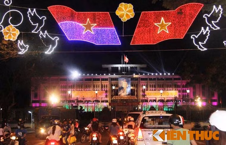Năm nay, đúng 40 năm giải phóng Sài Gòn, thống nhất đất nước nên thành phố đã chọn trang trí đèn đường bằng hình ảnh cờ đỏ sao vàng cách điệu... Trong ảnh là đại lộ Lê Duẩn trước dinh Thống Nhất.