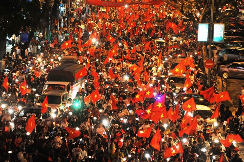 Công an TP HCM sẽ quy động toàn bộ lực lượng để bảo đảm ANTT-ATGT trước, trong và sau trận bán kết lượt về giữa đội tuyển Việt Nam và Maylasia nhằm xử lý nghiêm các đối tượng lợi dụng cổ vũ bóng đá để chạy xe gây rối trật tự công cộng, lạng lách, đánh võng, đua xe trái phép...