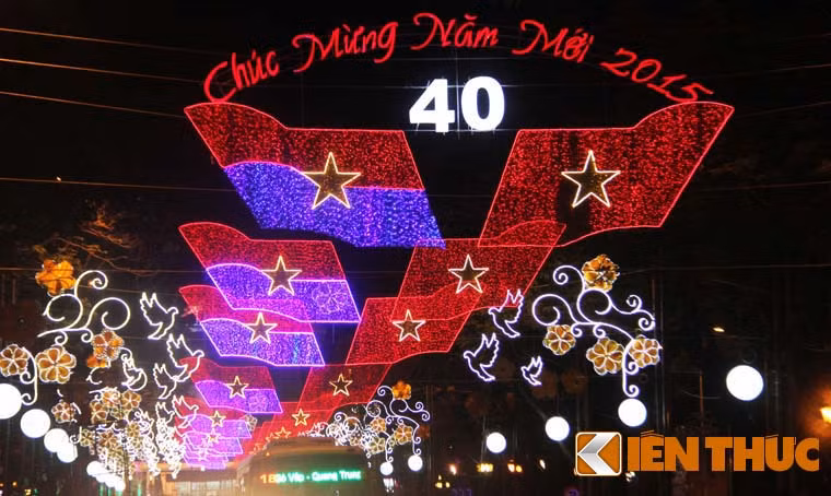 Những ngày cuối tháng 12/2014, các trục đường trung tâm TP HCM như Lê Duẩn, Phạm Ngọc Thạch, Đồng Khởi, Lê Lợi... đã được giăng đèn hoa rực rỡ để chào đón năm mới 2015.