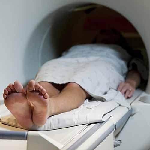 2. Chụp CT hoặc MRI khi đau đầu. Hầu hết trường hợp đau đầu chỉ cần xem tiền sử bệnh kỹ càng và kiểm tra thần kinh (ví dụ đo phản xạ) là có thể chẩn đoán ra vấn đề. Chưa hết, việc chụp CT còn khiến bạn hứng một lượng phóng xạ lớn.