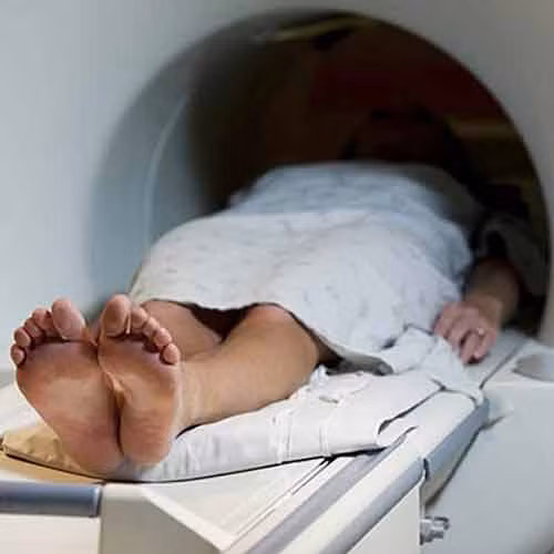 2. Chụp CT hoặc MRI khi đau đầu. Hầu hết trường hợp đau đầu chỉ cần xem tiền sử bệnh kỹ càng và kiểm tra thần kinh (ví dụ đo phản xạ) là có thể chẩn đoán ra vấn đề. Chưa hết, việc chụp CT còn khiến bạn hứng một lượng phóng xạ lớn.