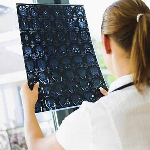 5. Chụp PET/CT để kiểm tra ung thư ở người khỏe mạnh. Khả năng phát hiện ung thư ở người lớn khỏe mạnh thông qua việc kiểm tra tổng thể này là cực thấp, theo Hiệp Hội Chụp ảnh Phân tử và Y học hạt nhân (Mỹ).