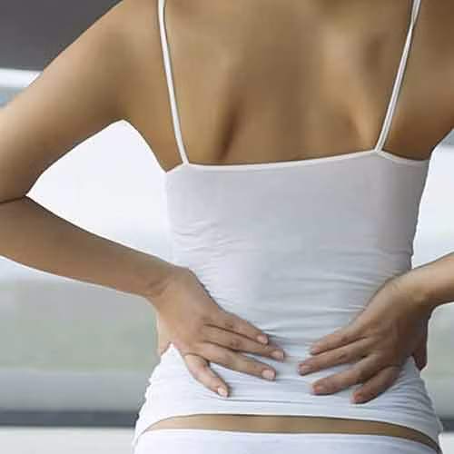 4. Chụp đau vùng dưới lưng. Bạn không nên bỏ qua việc chụp X quang, chụp CT hoặc MRI nếu có dấu hiệu nghiêm trọng (tiền sử ung thư, sốt hoặc đau kéo dài quá vài tuần). Tuy nhiên,việc bị đau vùng dưới lưng thường sẽ tự hồi phục trong khoảng một tháng.