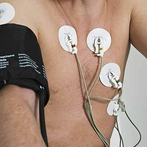 3. Điện tâm đồ hoặc kiểm tra stress quá mức. Việc kiểm tra điện tâm đồ hoặc kiểm tra sự căng thẳng quá mức có thể có ích nếu bạn có triệu chứng bệnh tim hoặc có nguy cơ cao. Tuy nhiên, những người có nguy cơ thấp chỉ muốn kiểm tra để yên tâm lại có thể nhận được kết quả thiếu chính xác, dẫn tới việc phải kiểm tra sâu hơn hoặc bị điều trị quá mức cần thiết.