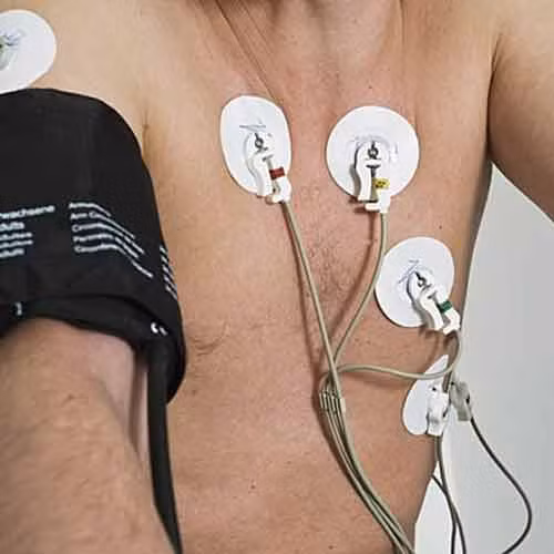 3. Điện tâm đồ hoặc kiểm tra stress quá mức. Việc kiểm tra điện tâm đồ hoặc kiểm tra sự căng thẳng quá mức có thể có ích nếu bạn có triệu chứng bệnh tim hoặc có nguy cơ cao. Tuy nhiên, những người có nguy cơ thấp chỉ muốn kiểm tra để yên tâm lại có thể nhận được kết quả thiếu chính xác, dẫn tới việc phải kiểm tra sâu hơn hoặc bị điều trị quá mức cần thiết.