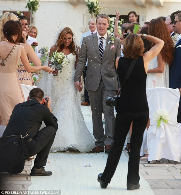 Cô dâu và chú rể xuất hiện.