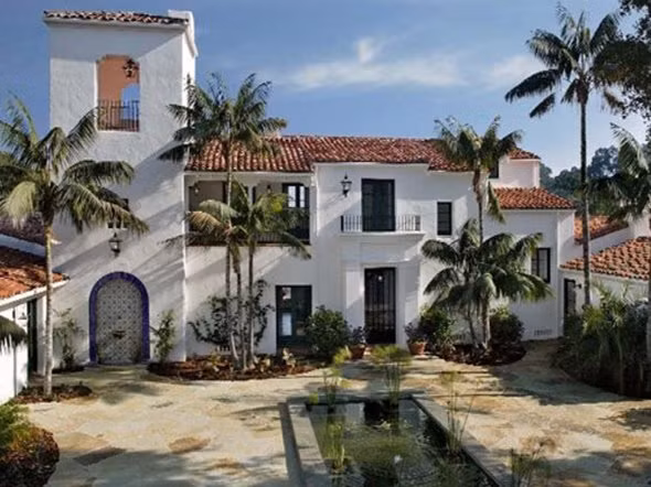 CEO của Google Eric Schmidt đang săn lùng một ngôi nhà ở London (Anh). Trong khi đó, ông cũng đang sở hữu ngôi biệt thự Ellen DeGeneres ( được ông mua lại với giá 20 triệu USD vào năm 2007).