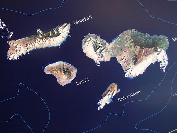 Ngoài ra, phải kể đến khu đảo nghỉ dưỡng "khủng" mà Larry Ellison sở hữu. Tỷ phú này đã mua lại 98% đảo Lanai – hòn đảo lớn thứ 6 trên quần đảo Hawaii với diện tích lên tới hơn 365 km2 với giá khoảng 600 triệu USD.