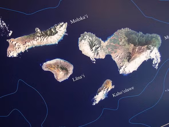 Ngoài ra, phải kể đến khu đảo nghỉ dưỡng "khủng" mà Larry Ellison sở hữu. Tỷ phú này đã mua lại 98% đảo Lanai – hòn đảo lớn thứ 6 trên quần đảo Hawaii với diện tích lên tới hơn 365 km2 với giá khoảng 600 triệu USD.