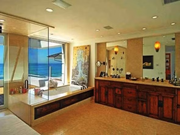 …và một phòng tắm vô cùng rộng lớn.