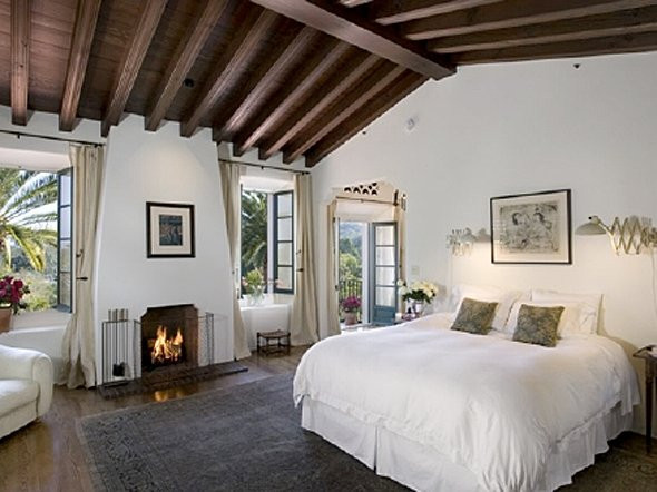 Căn biệt thự của Eric Schmidt có tổng diện tích lên tới hơn 1,6 ha, với nhiều khu vườn xinh đẹp. Phòng ngủ cũng hết sức sang trọng.