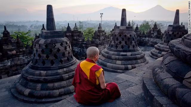 Mặt trời mọc trên hàng trăm bảo tháp và tượng Phật tại Borobudur, Java, Indonesia.