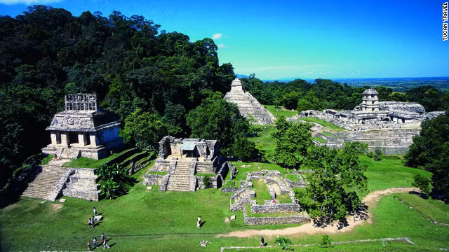 Kim tự tháp của người Maya tràn ngập ở Palenque , Mexico.