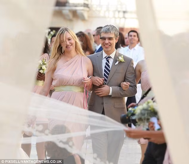 Larry khoe chiếc kính công nghệ cao của Google với tính năng như một máy quay video tích hợp.